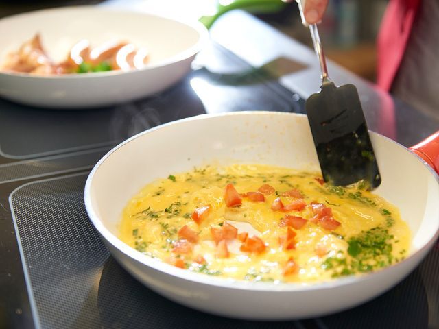 Frisch zubereitetes Rührei oder Omelett